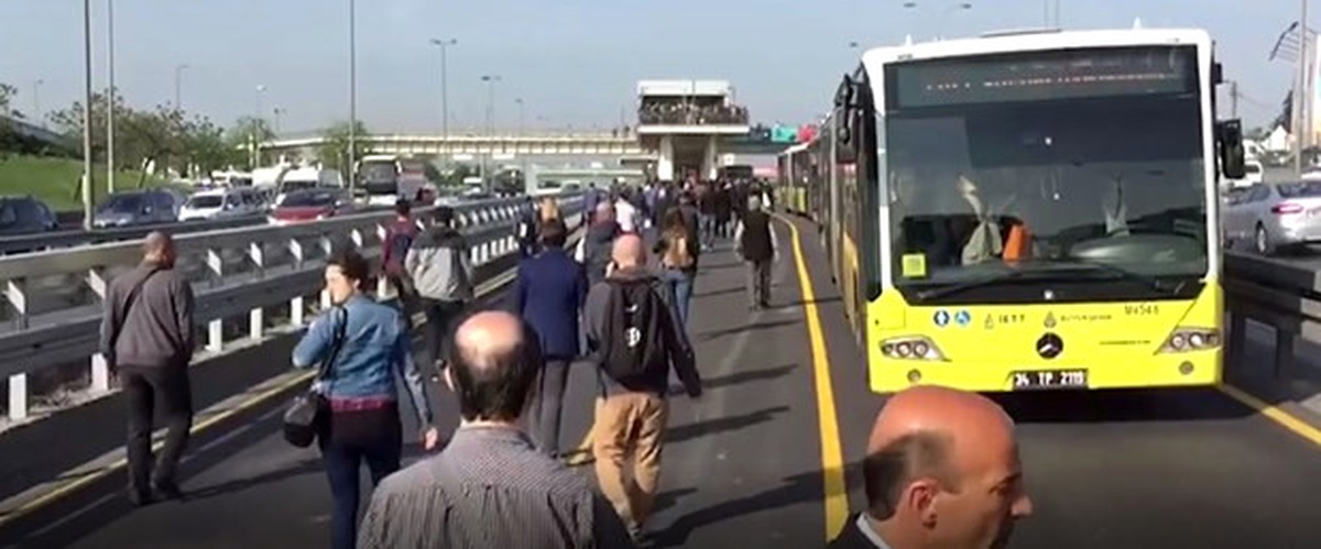Yenibosna\'da Arıza Yapan Metrobüs Nedeniyle Seferler Durdu (1)