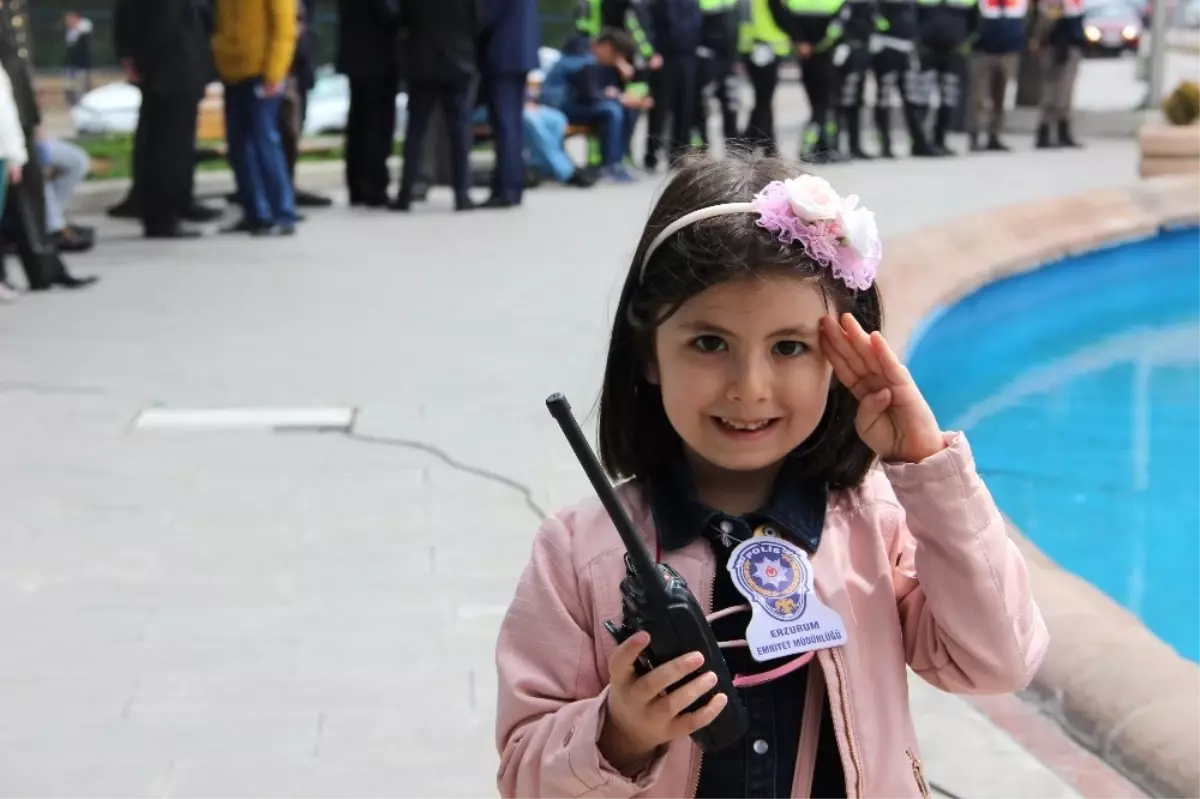 7 Yaşındaki Trafik Polisi, Hatalı Sürücüleri Affetmedi