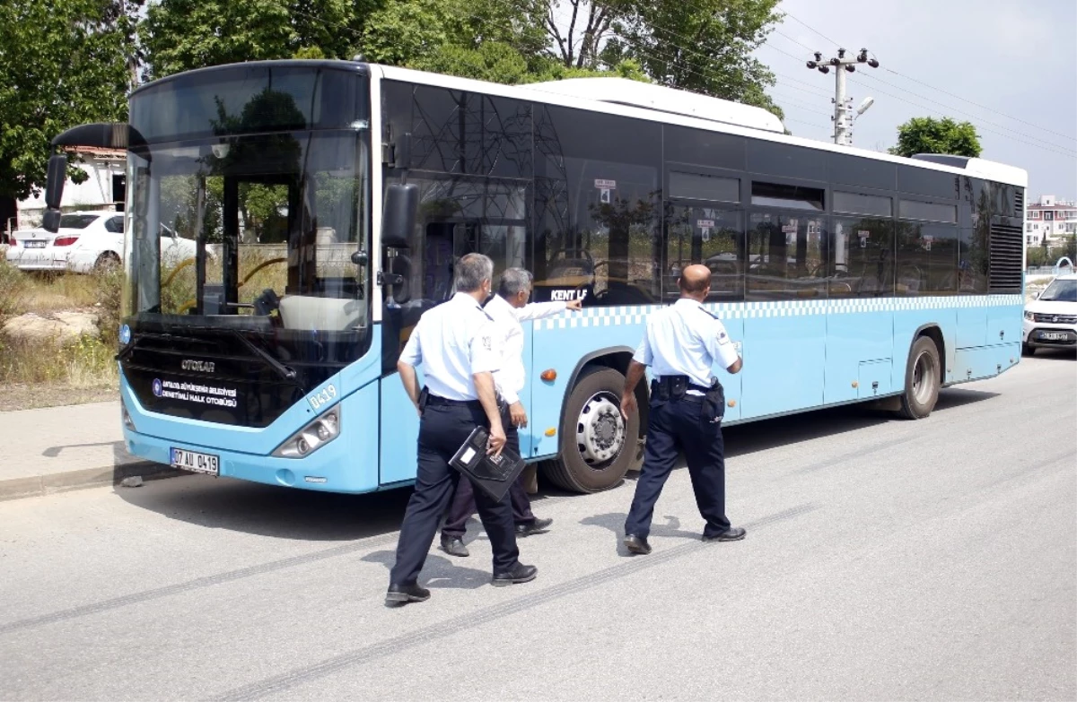 Antalya\'da Kartsız Yolcu, Otobüsü Taşladı