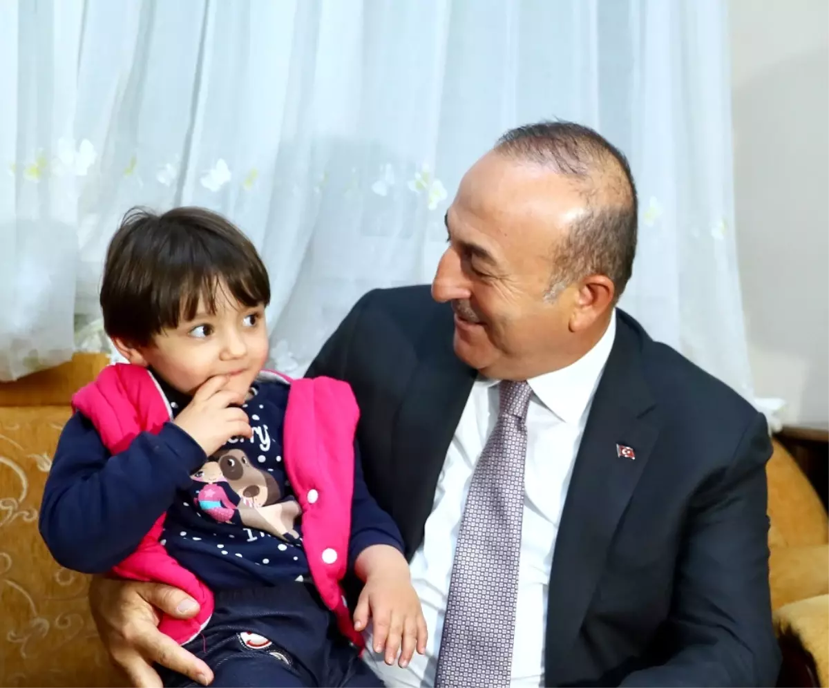 Bakan Çavuşoğlu\'ndan Küçük Özge\'ye Ziyaret