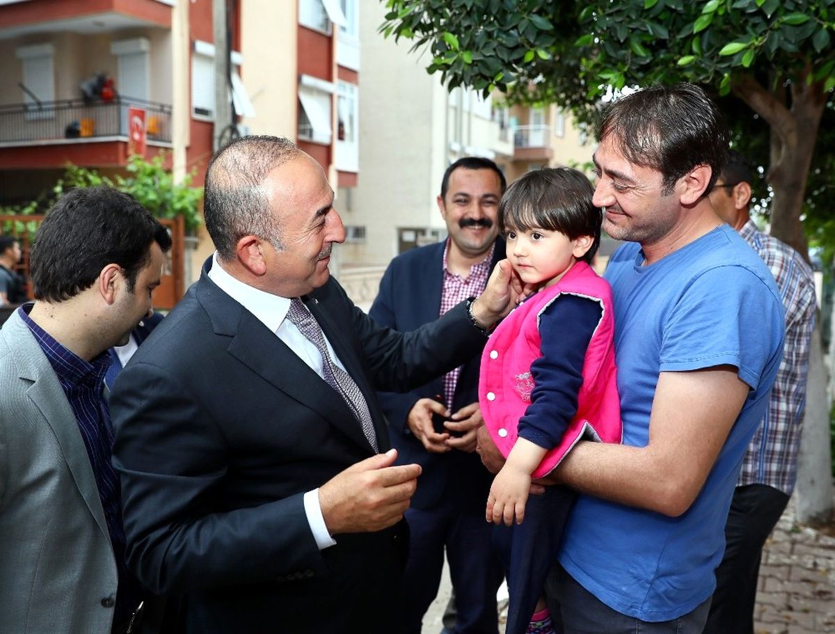 Bakan Çavuşoğlun\'dan Küçük Özge\'ye Ziyaret