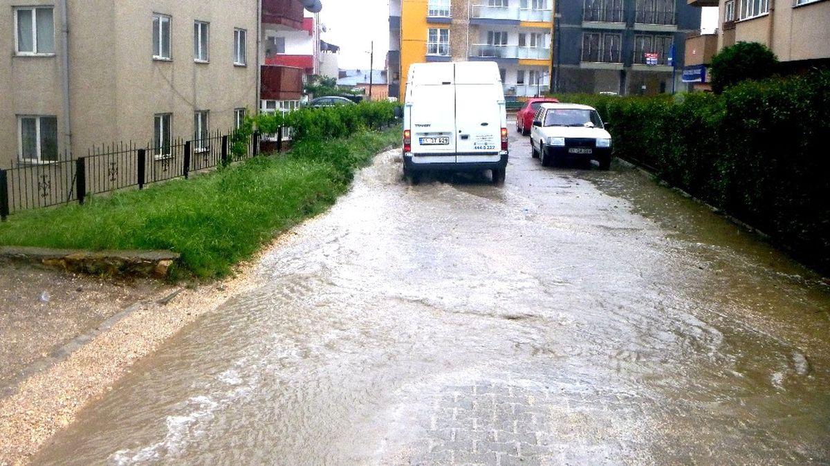 Bilecik\'te Sağanak Yağmur Etkili Oldu