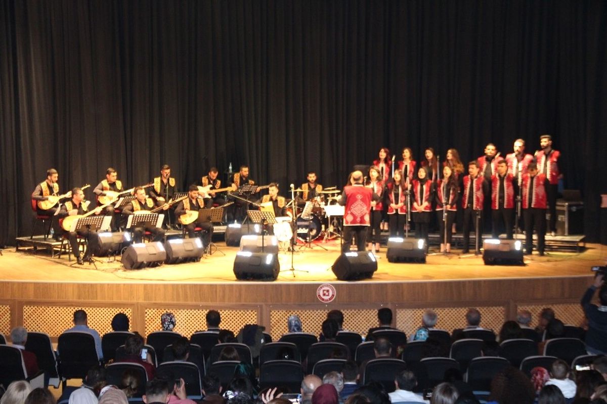 Elazığ\'da Türk Halk Müziği Konseri