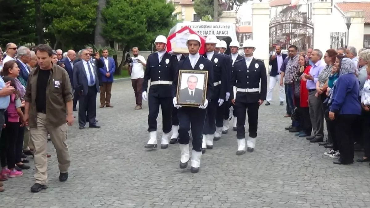 Emekli Vali Metin, Eşi ve Kızı Devlet Töreniyle Son Yolculuğuna Uğurlandı