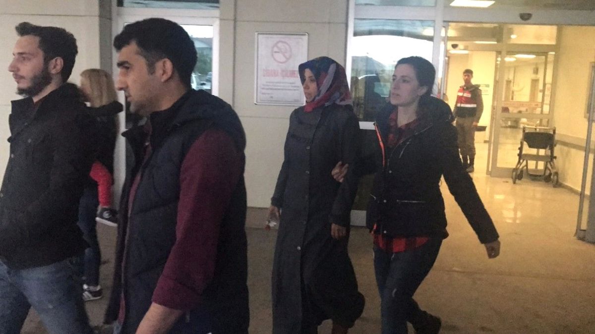 Fetö\'den Aranan Kadın Cezaevindeki Eşini Ziyarete Giderken Yakalandı