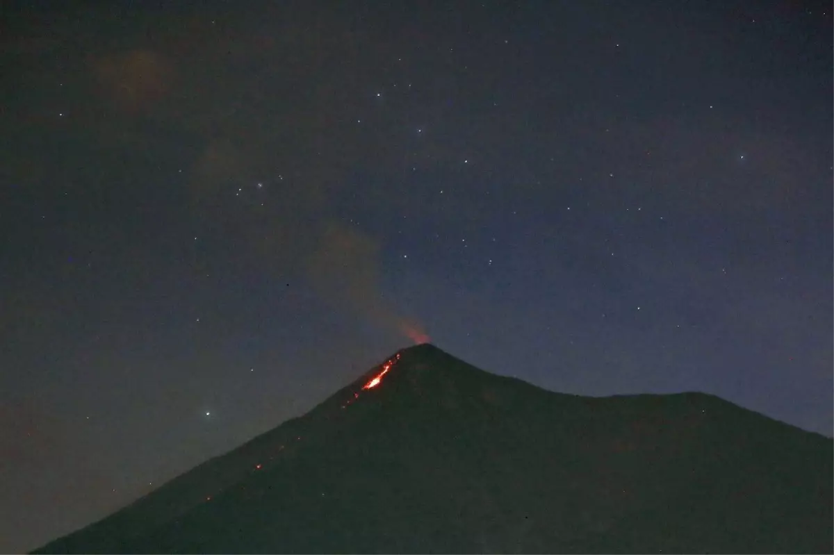 Guatemala\'da Volcano de Fuego Yanardağı Faaliyete Geçti