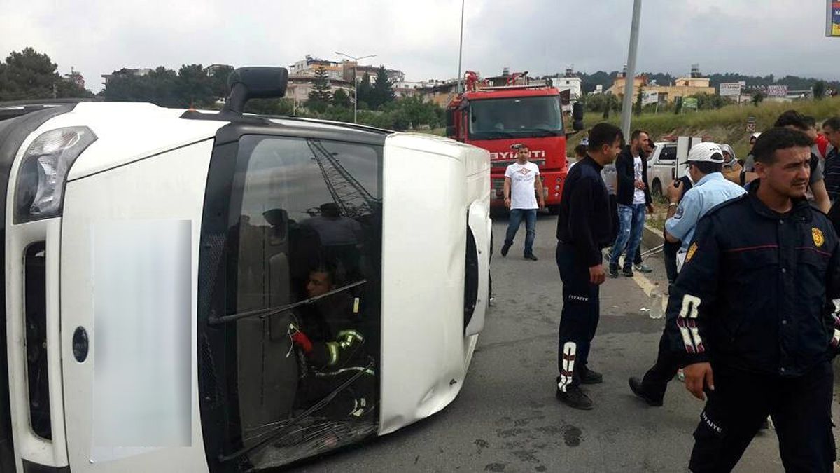 İskenderun\'da Kontrolden Çıkan Araç Takla Attı: 5 Yaralı