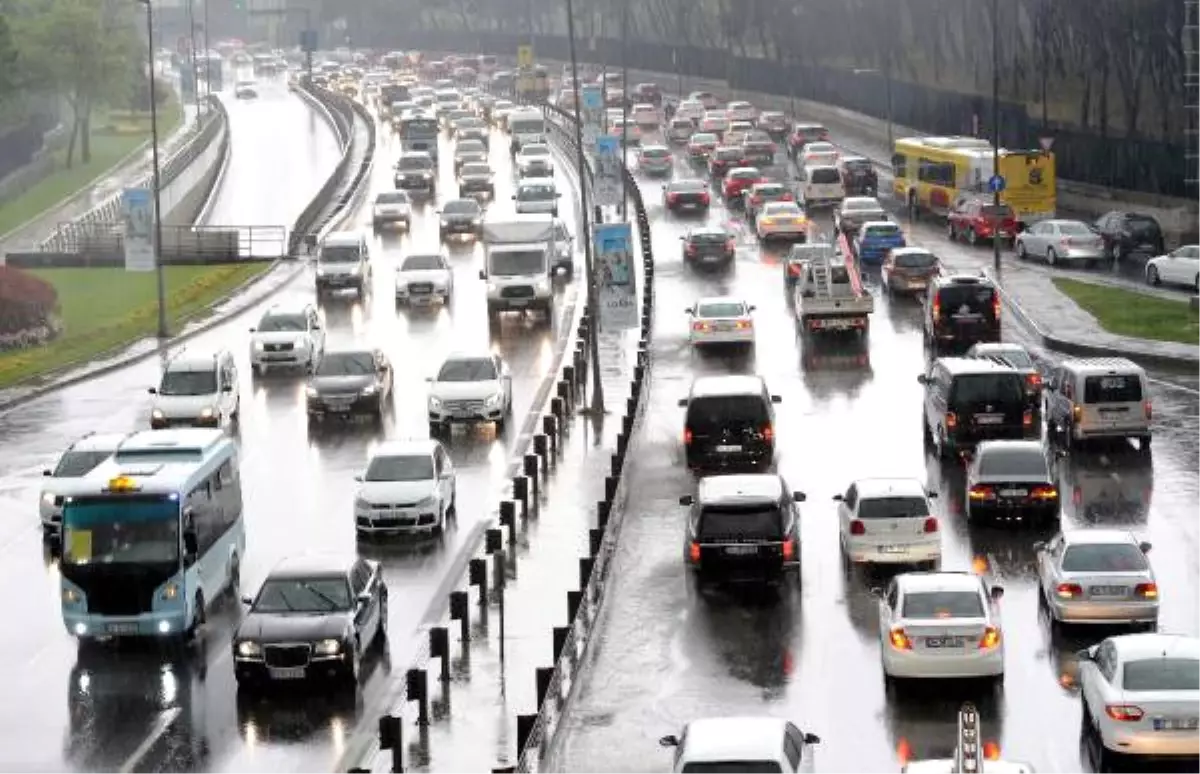 İstanbul\'da Yağmur ve Trafik Yoğunluğu