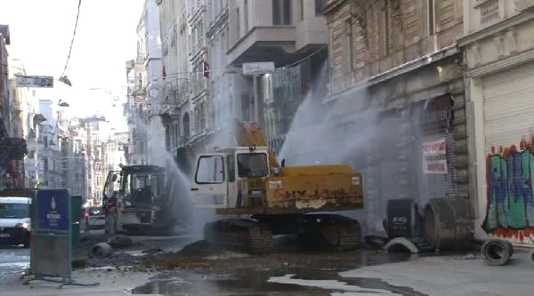 İstiklal'de iş makinesi su borusunu patlattı ile ilgili görsel sonucu