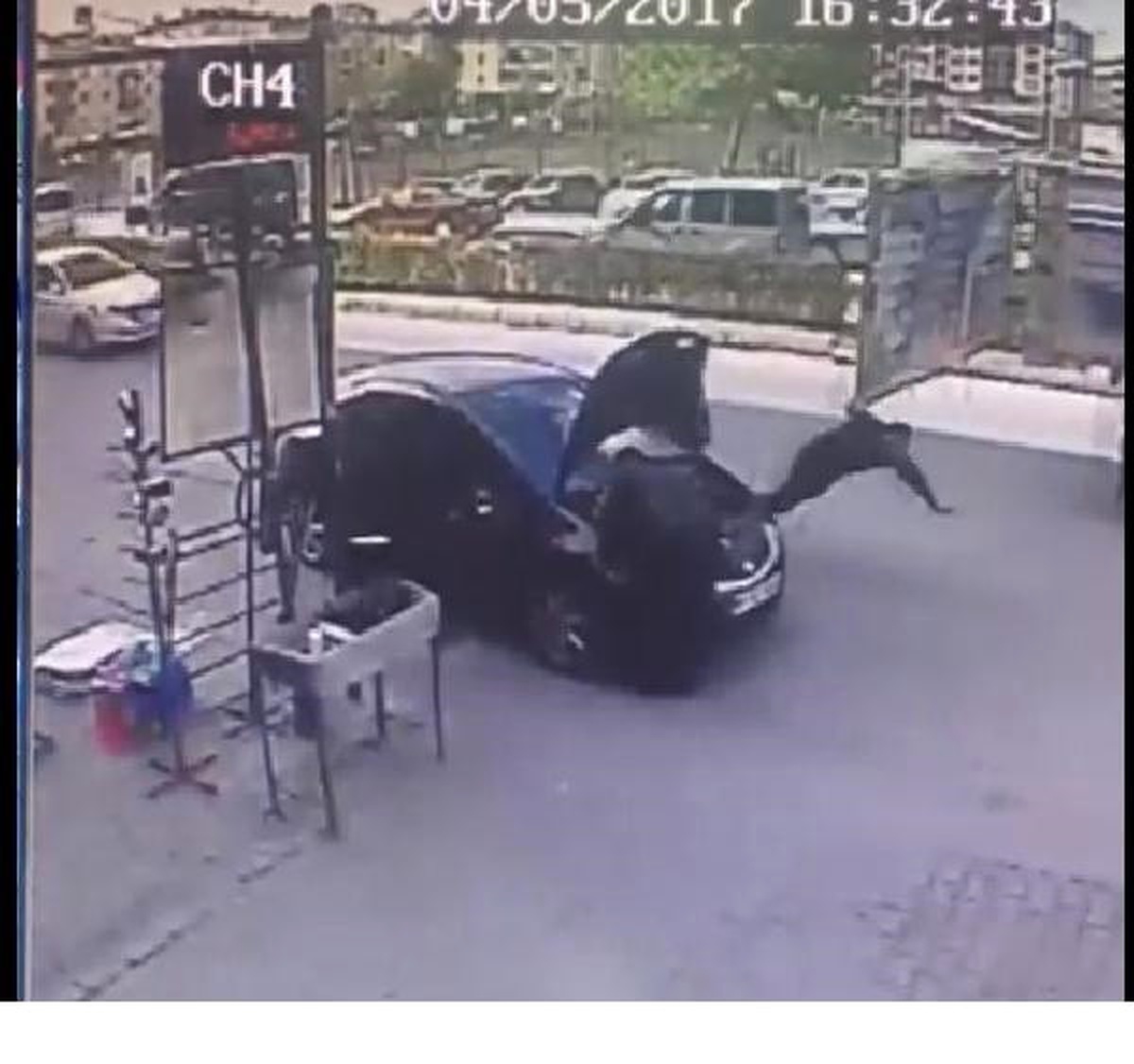 Kamyonun Açık Kapağının Çarptığı 2 Kişi Yaralandı