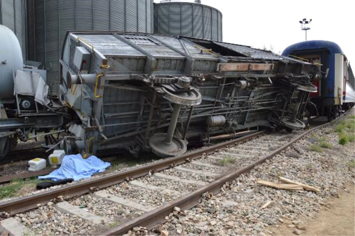 Kırıkkale\'de İlaçlama Yapan Tren Vagonu Devrildi: 1 Ölü, 3 Yaralı