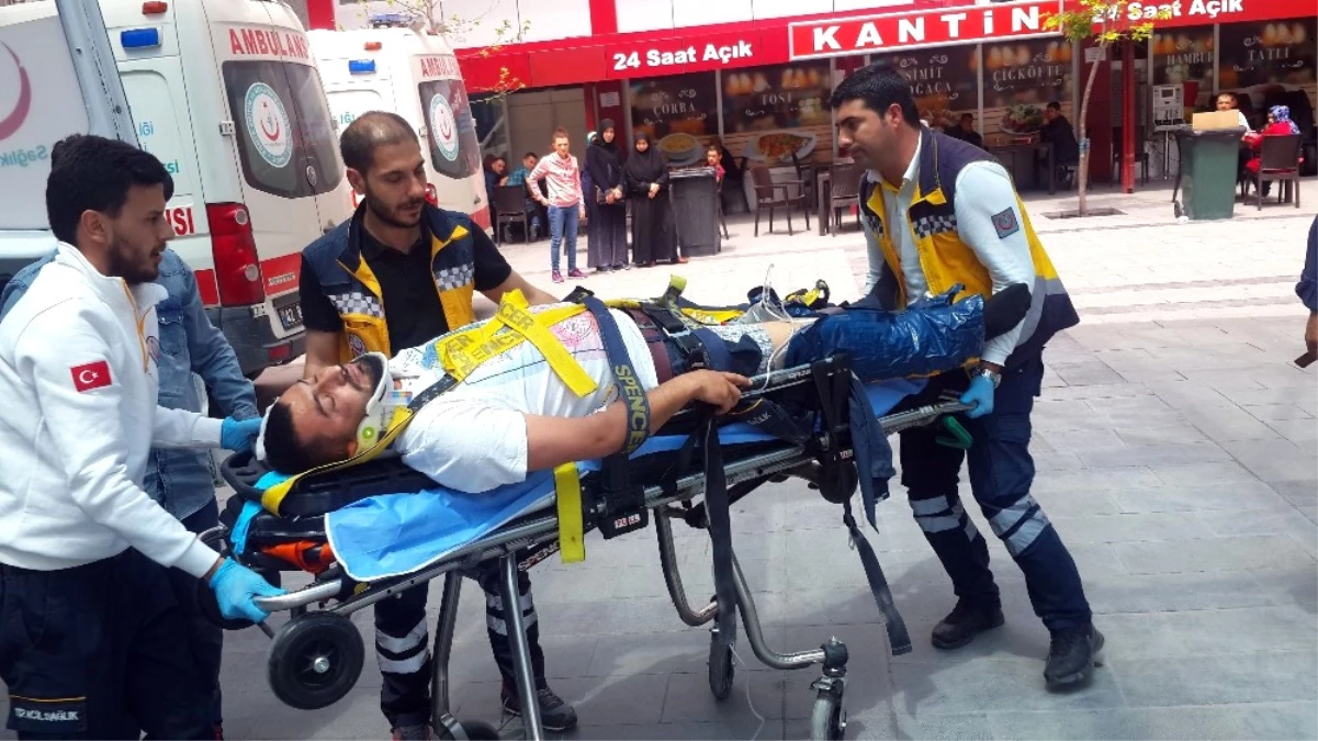 Konya\'da Ambulansla Otobüs Çarpıştı: 3 Yaralı