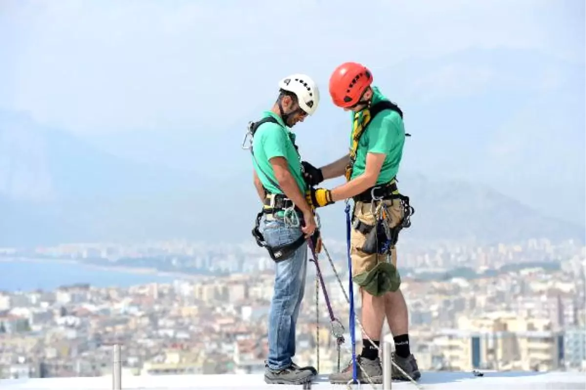 Onlara Göre Yaptıkları İş \'Kaldırımda Yürümekten\' Daha Güvenli