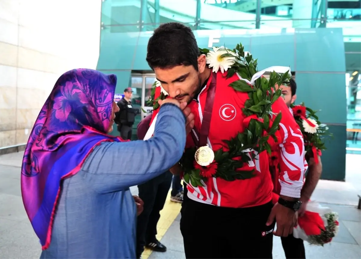 Şampiyon Güreşçi Taha Akgül, Türkiye\'ye Döndü