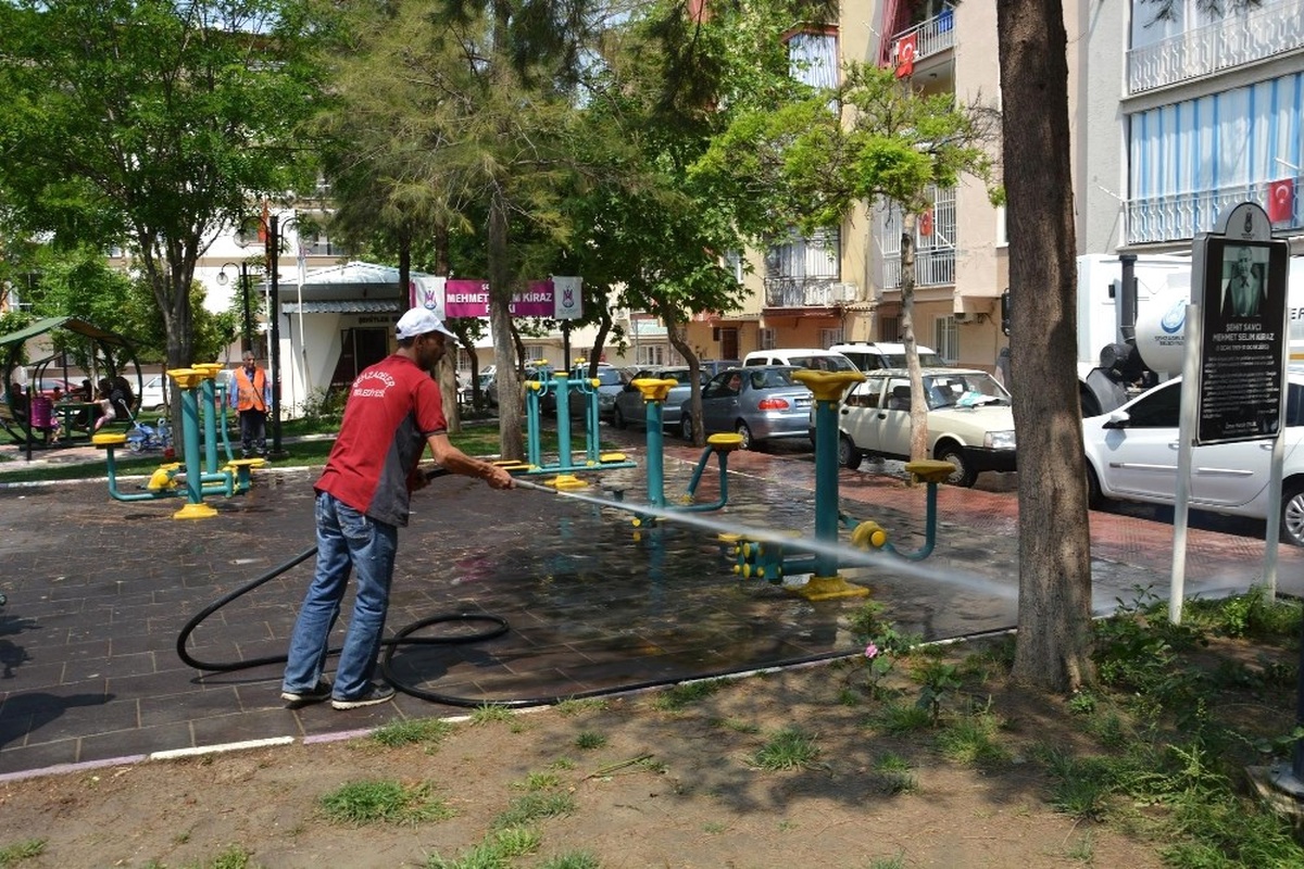 Şehzadeler\' de Tozlu Sokaklar Yıkanıyor