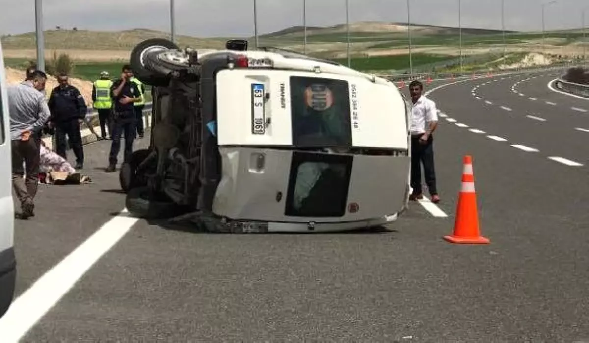 Tarım İşçilerini Taşıyan Minibüs Devrildi: 10 Yaralı