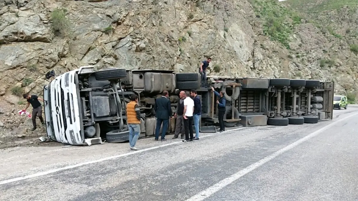 Yüksekova Yolunda Tır Devrildi: 1 Yaralı