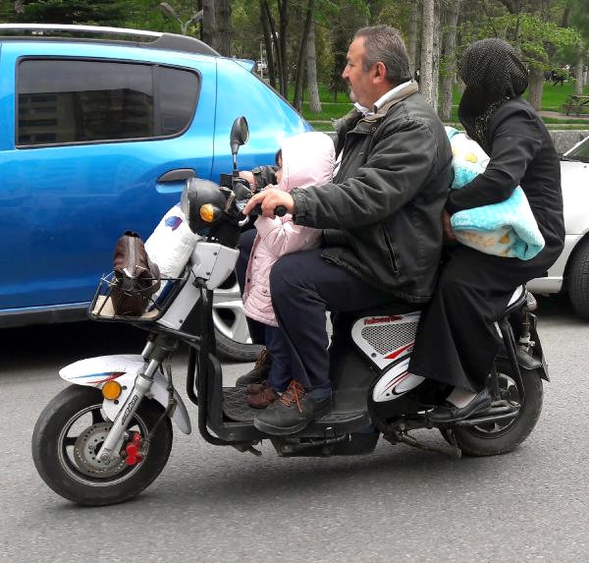 4 Kişilik Ailenin Elektrikli Motosikletle Tehlikeli Yolculuğu