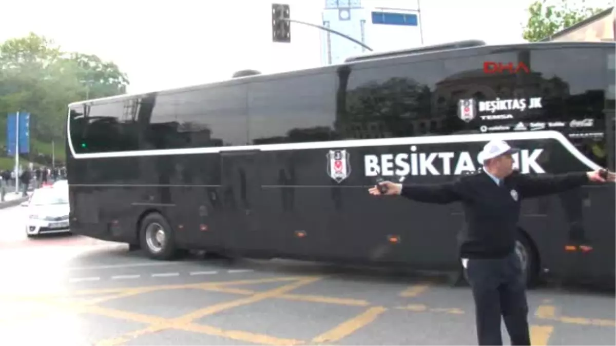 Beşiktaş ve Fenerbahçe\'nin Takım Otobüsleri Stada Geldi