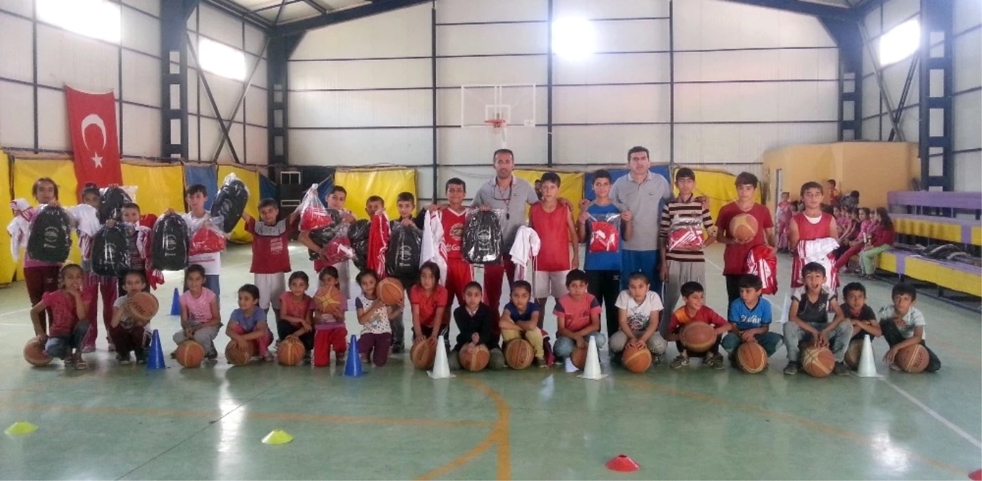 Dabo, Çukurca\'da 185 Çocuğu Basketbol ile Tanıştırdı