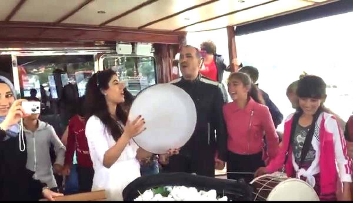 Haluk Levent, Varto\'dan Gelen Öğrencilerden Oluşturulan Orkestra ile İstanbul Boğazı\'nda Konser...