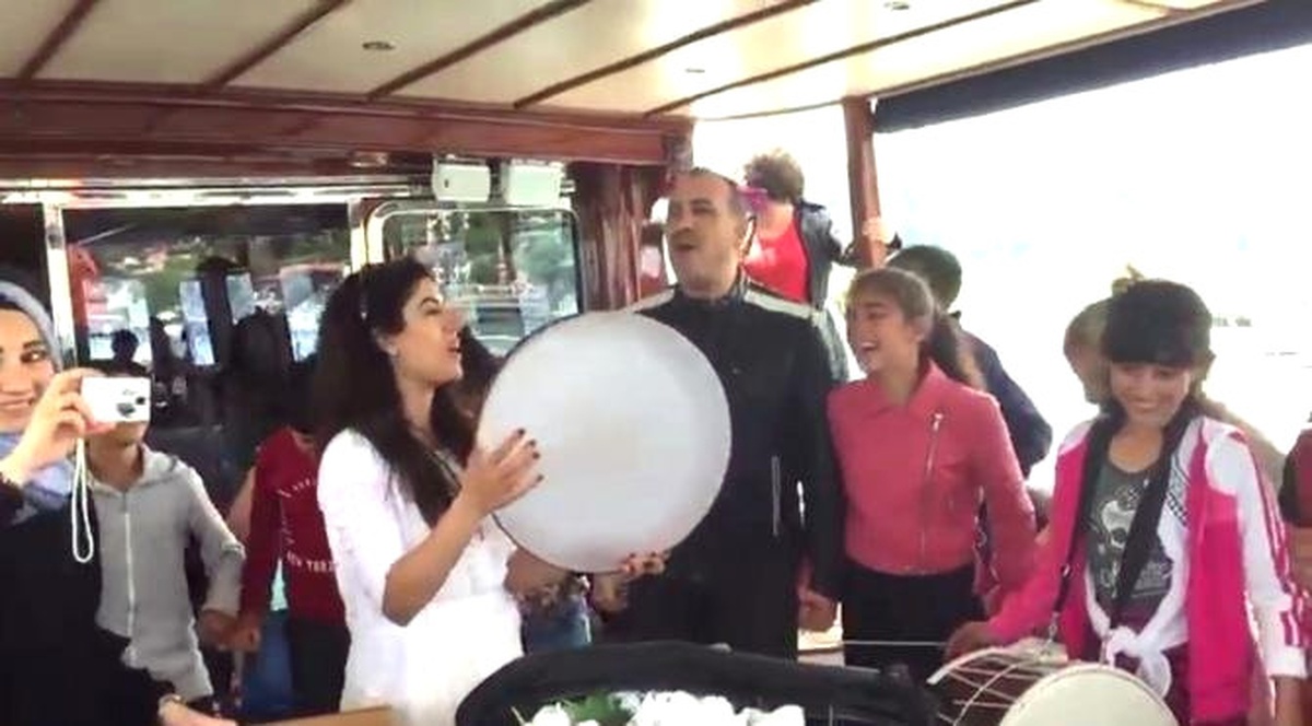 Haluk Levent, Varto\'dan Gelen Öğrencilerden Oluşturulan Orkestra ile İstanbul Boğazı\'nda Konser...