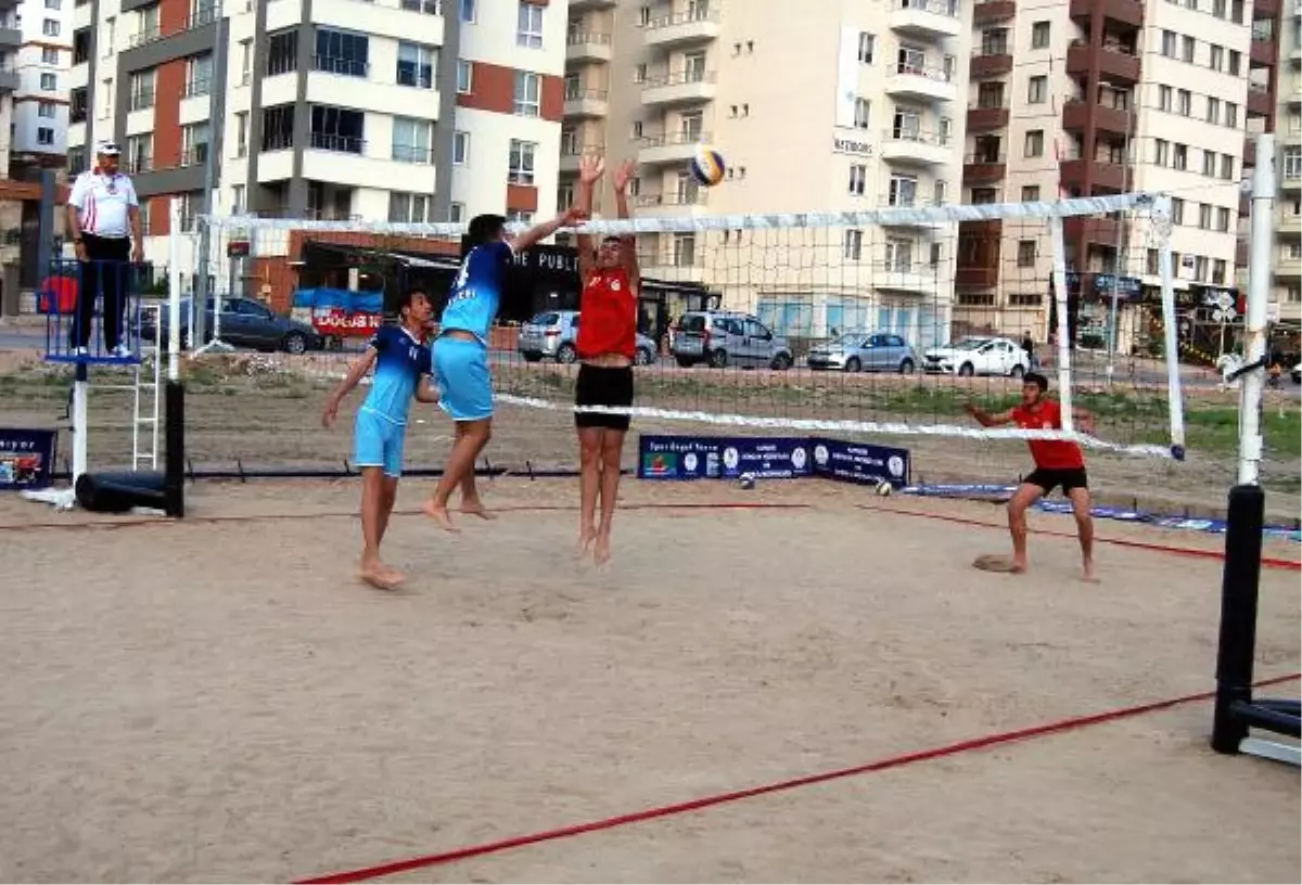 Kayseri\'de Plaj Voleybol Turnuvası