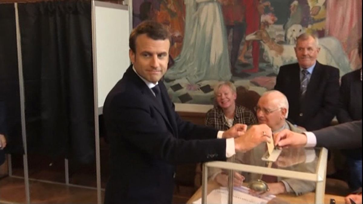 Macron Sandık Başında