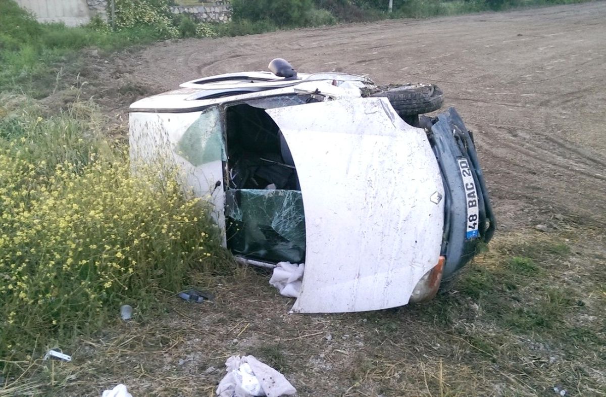 Milas\'ta Kontrolden Çıkan Araç Şarampole Uçtu