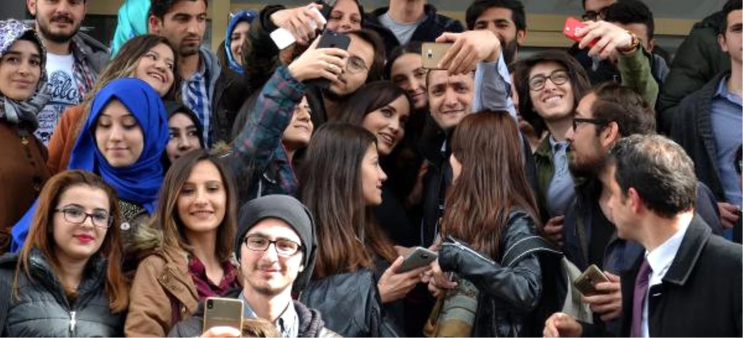 Nazlı Çelik, Erzurum\'da Üniversitelilerle Biraraya Geldi
