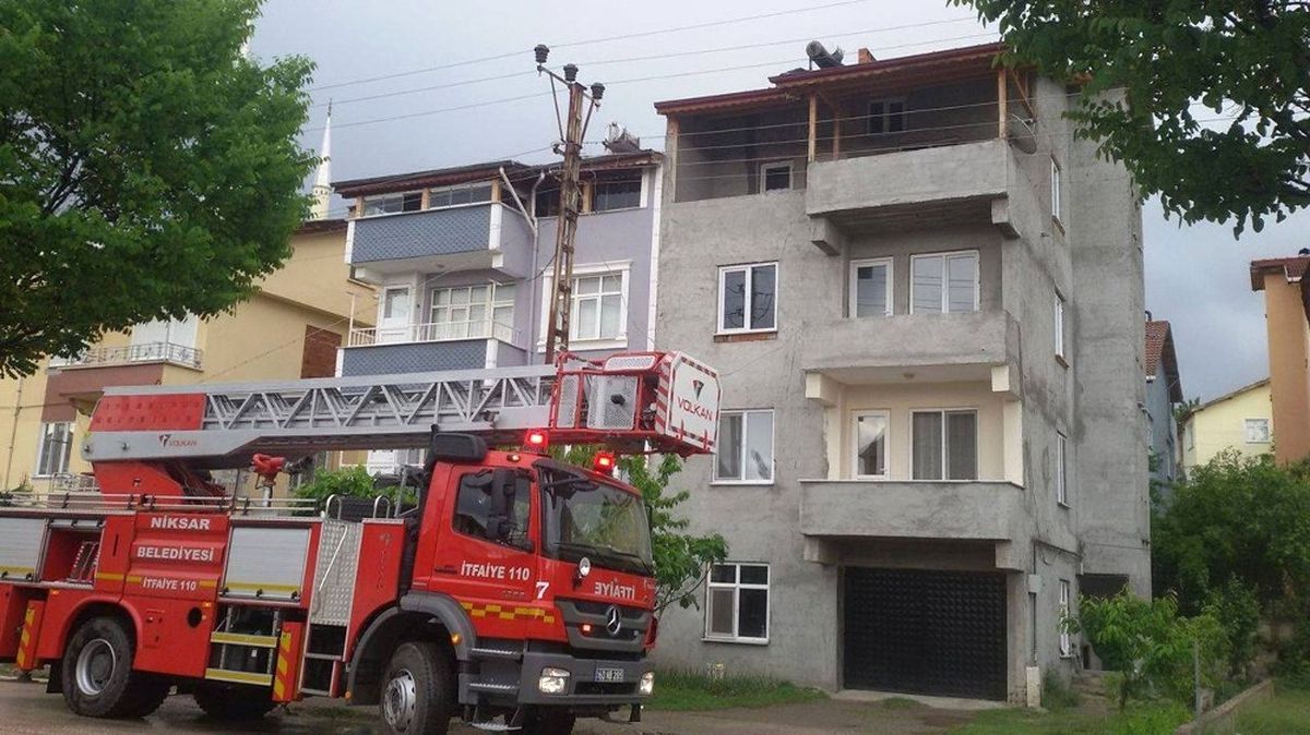 Niksar\'da Yıldırım Düşen Evde Yangın Çıktı