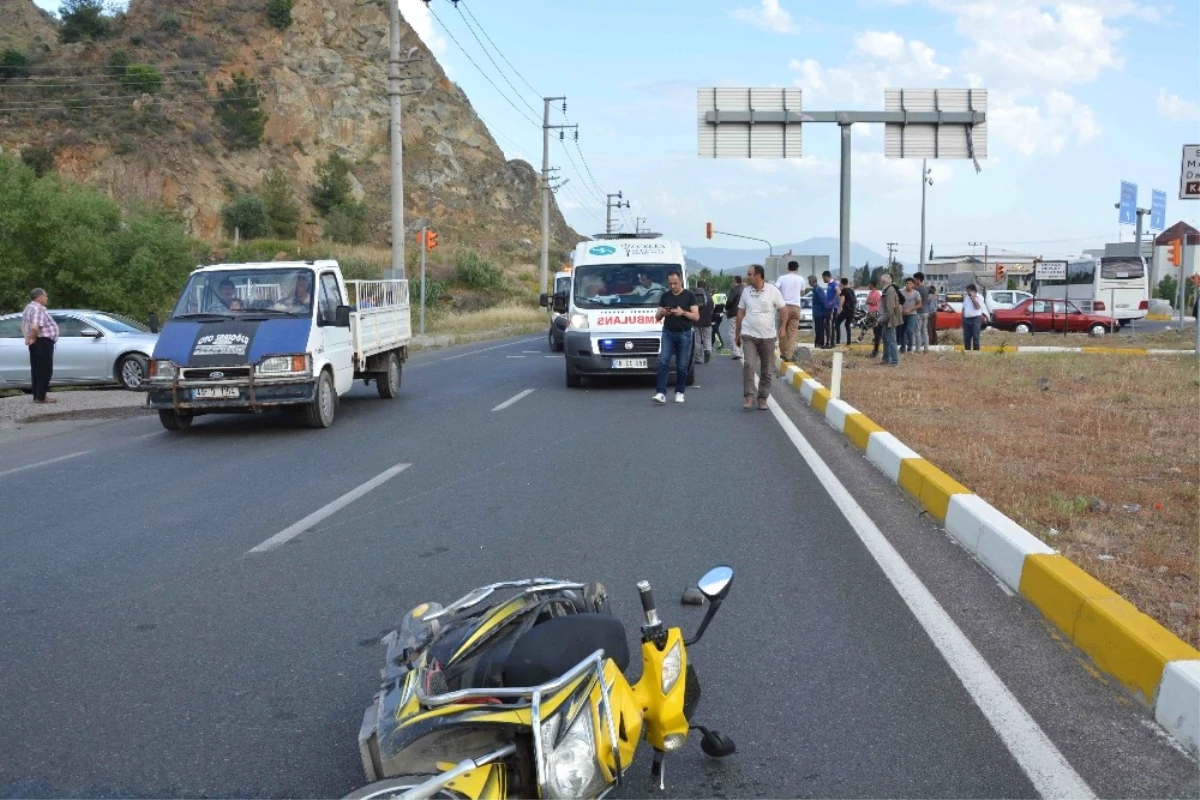 Ortaca\'da Otomobil Elektrikli Bisiklete Çarptı; 2 Yaralı