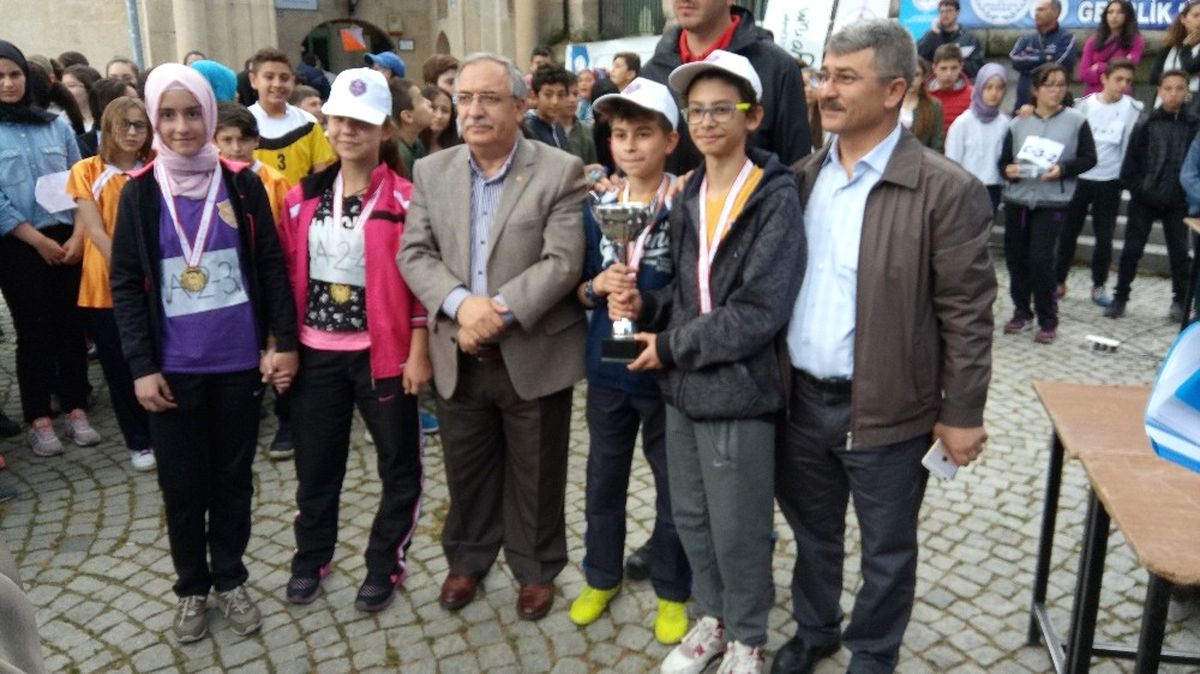 Oryantiring ile Şehrin Tarihi Mekanlarını Keşfettiler