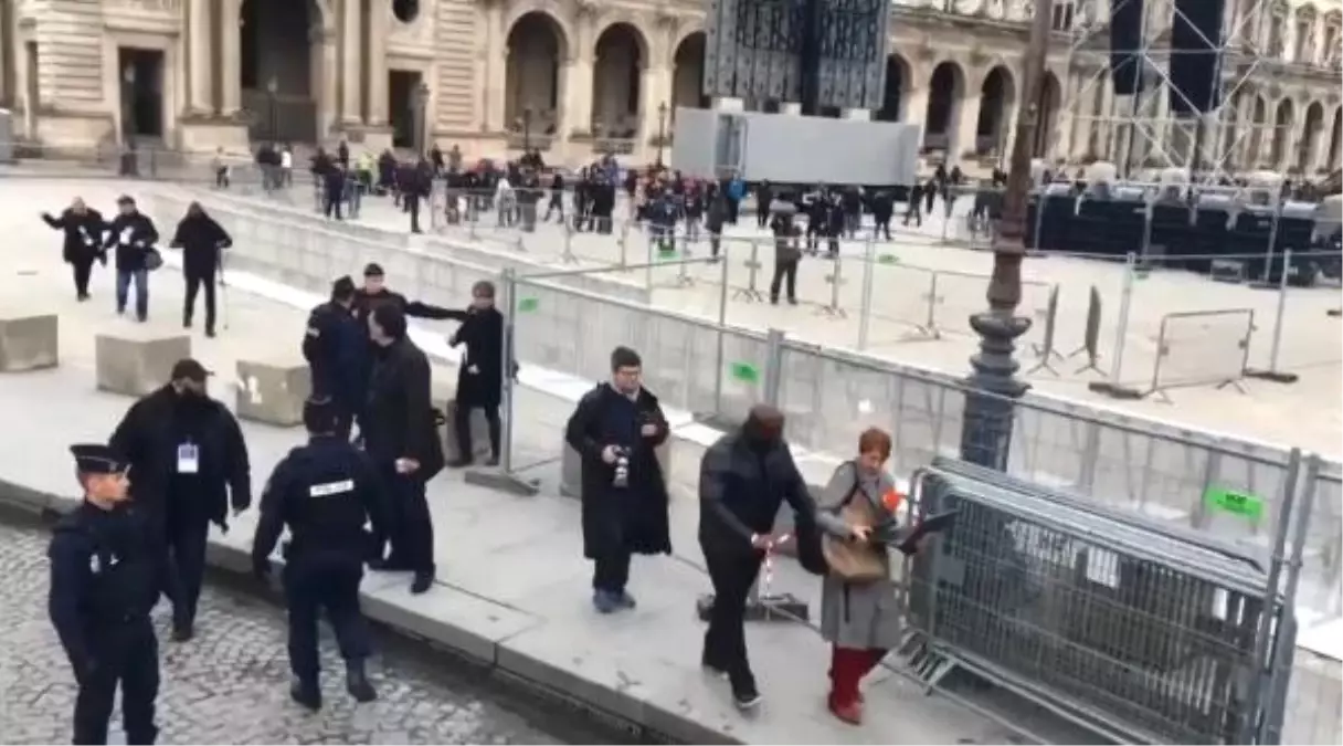 Paris\'te Macron\'un Konuşacağı Alan, Bomba Şüphesiyle Boşaltıldı