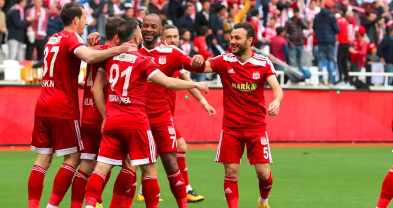 Sivasspor Bandırmaspor\'u 3-0 Yendi, Maç Fazlasıyla Liderliğe Yükseldi