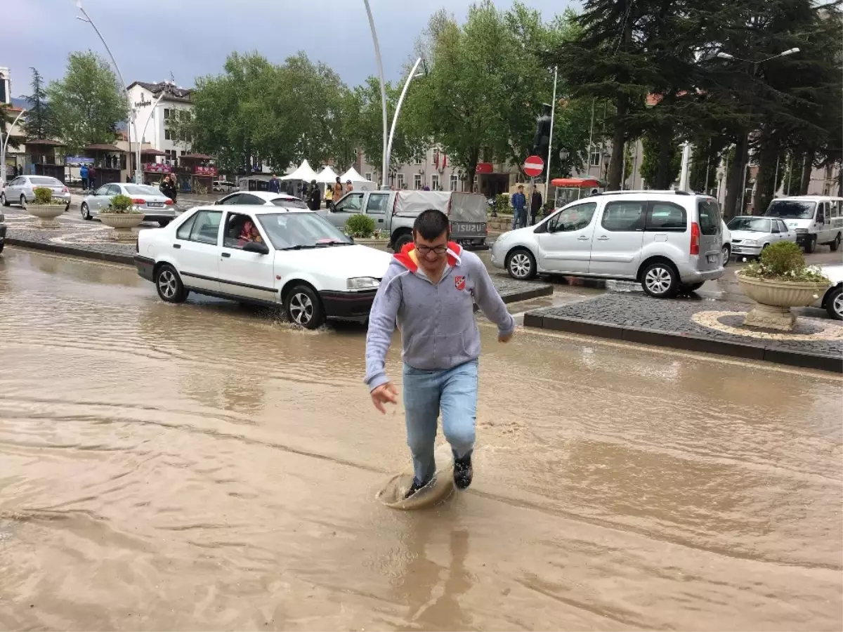 Tokat\'ta Sağanak Yağış Caddeleri Göle Çevirdi