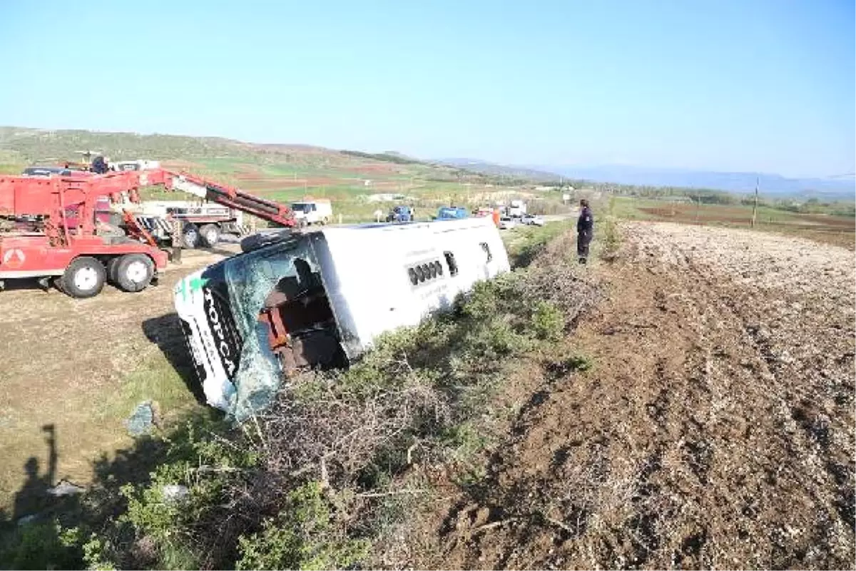 2- Çorum\'da Otobüs Devrildi: 1 Ölü, 38 Yaralı