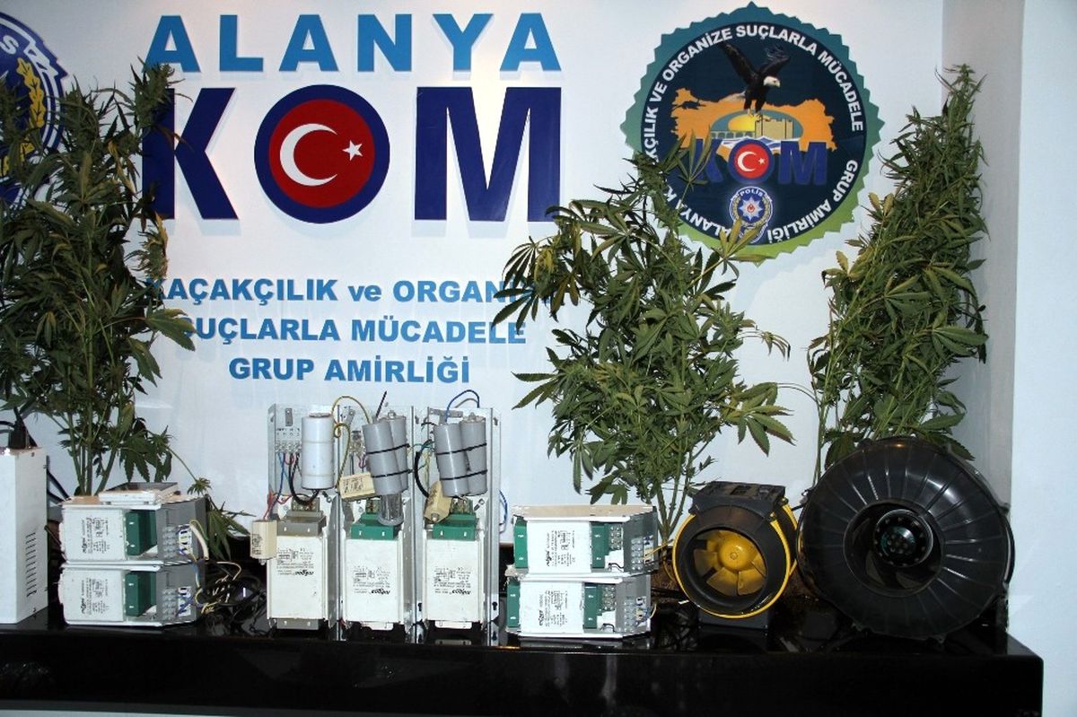 Alanya\'da Uyuşturucu Satıcılarına Şafak Operasyonu