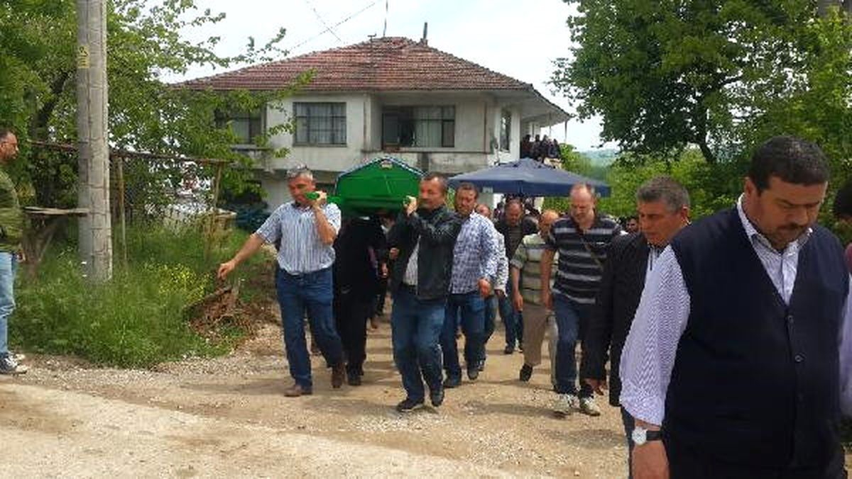 Arkadaşını Öldürüp İntihar Eden Liseli Toprağa Verildi