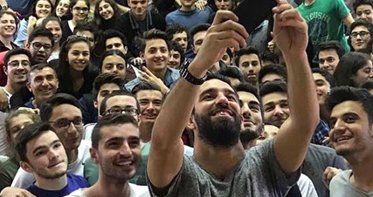 Barcelona'lı Arda Turan, Galatasaray Lisesi'nde Öğrencilerle Buluştu