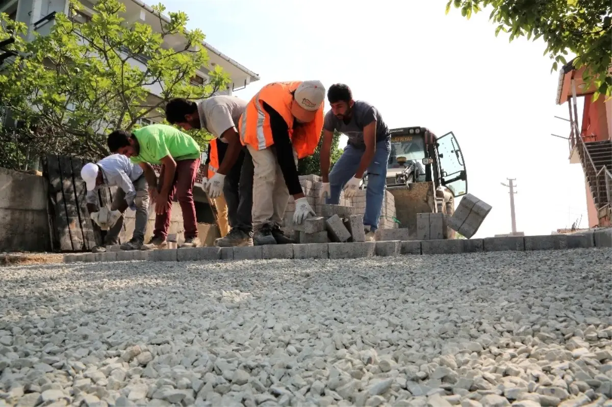 Başiskele\'de Sokaklar Parke Taşlarıyla Kaplanıyor