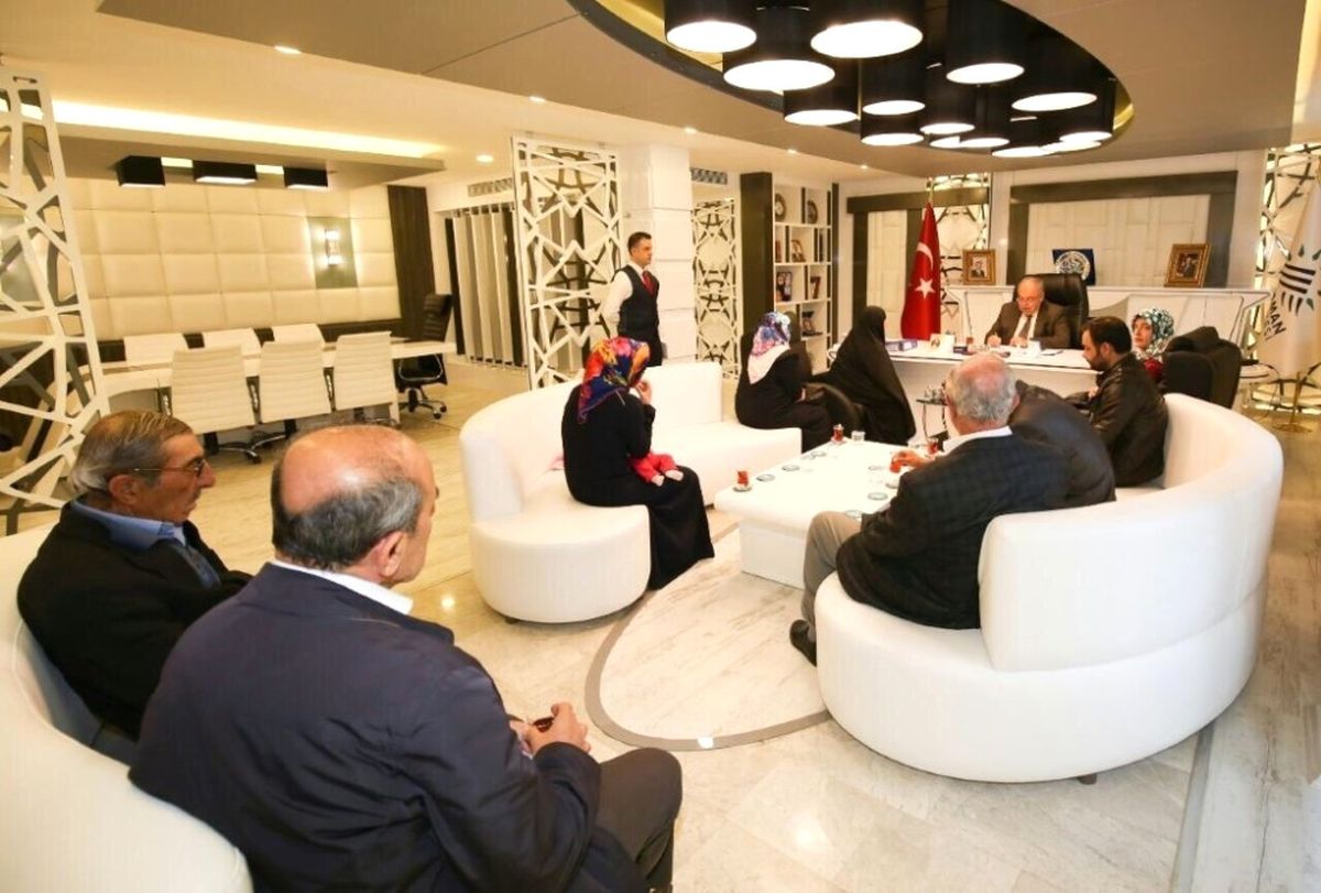 Belediye Başkanı Kutlu Vatandaşların Sorunlarıyla Bire Bir İlgileniyor