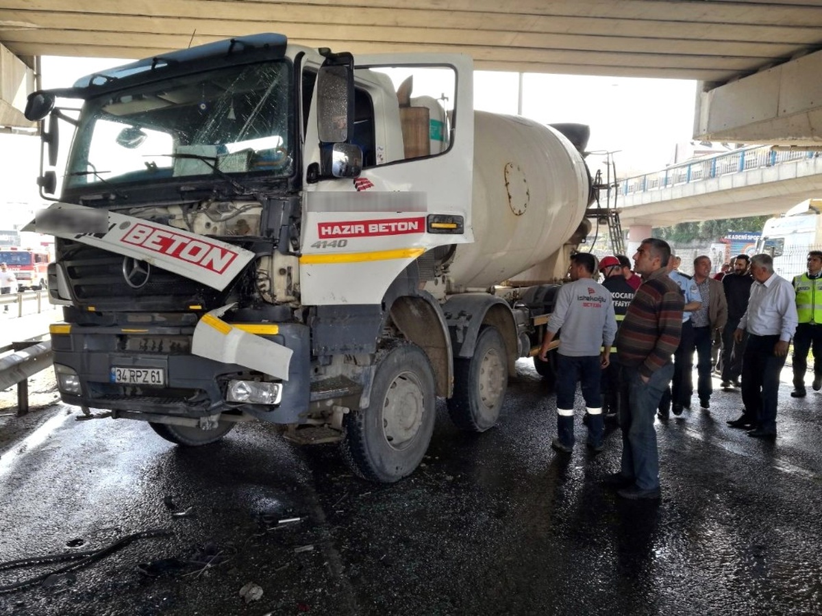 Beton Mikseri Yolcu Otobüsüne Çarptı: 1 Yaralı