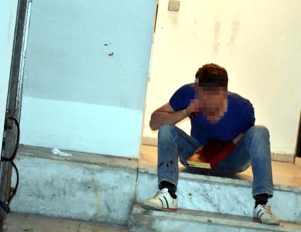 Bunalıma Girip Bıçakla İntihara Kalkıştı, Polis Engelledi