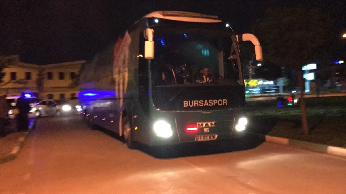 Bursaspor Takım Otobüsüne Taşlı Saldırı