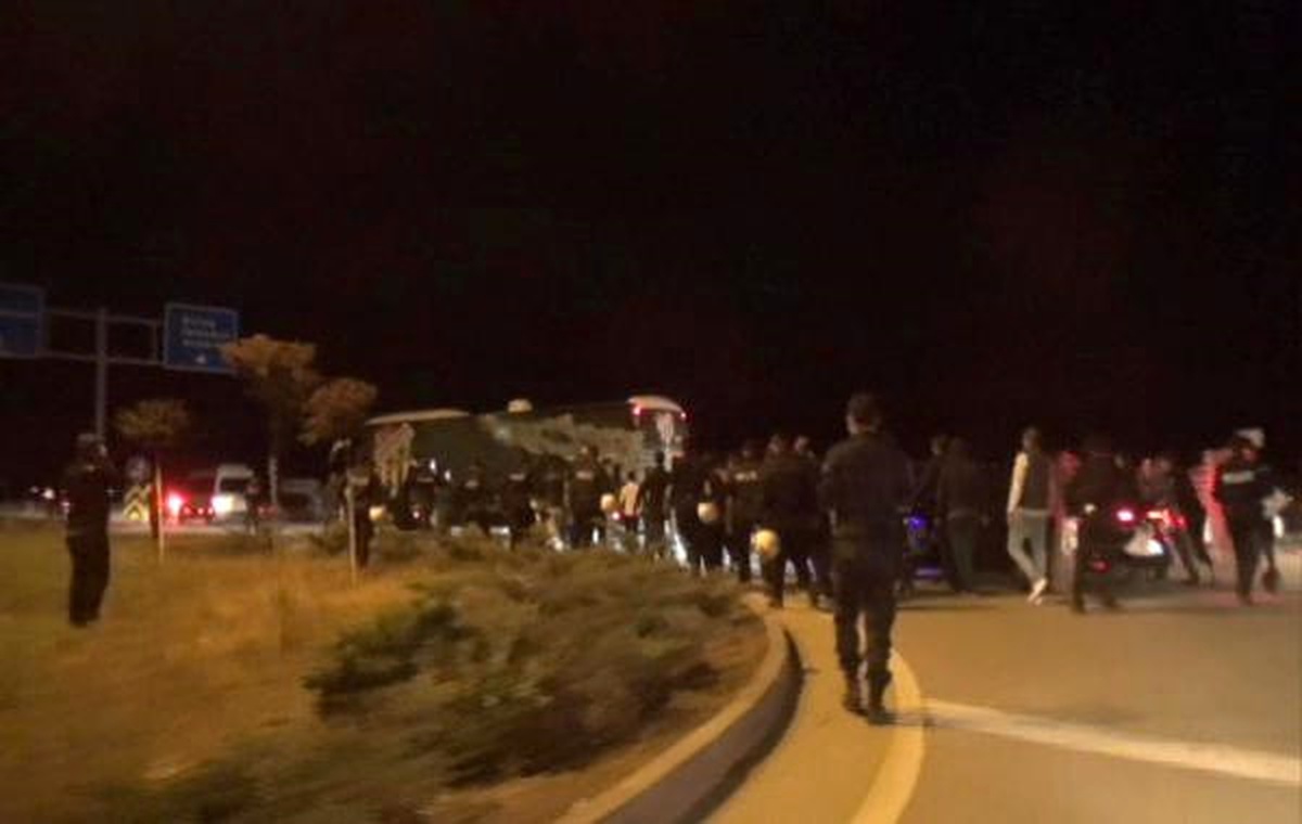 Bursasporlu Taraftarlar Takım Otobüsünü Taşladı