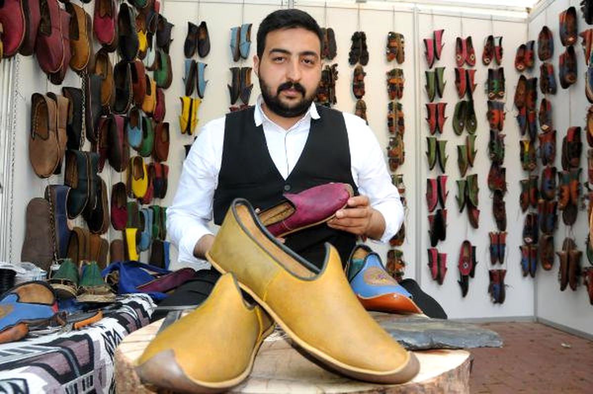 Çarık Ustalığı Mesleğini Sürdürüyor