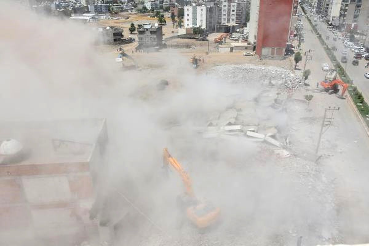 Cizre\'de 7 Katlı Bina Saniyeler İçinde Yerle Bir Oldu
