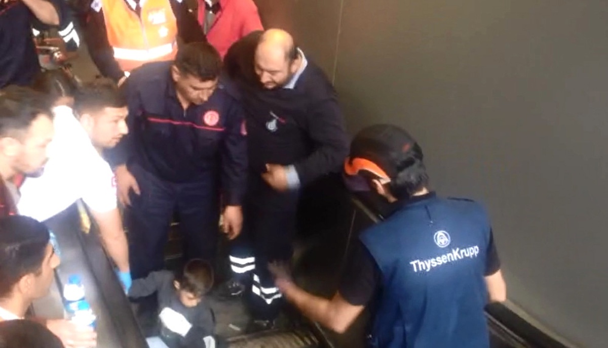 Dha İstanbul - Küçük Çocuğun Yürüyen Merdivenlerde Bacağının Sıkışma Anı Güvenlik Kamerasında
