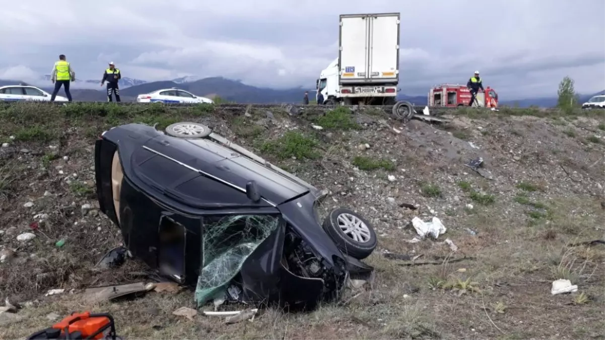 Erzincan\'da Trafik Kazası: 2 Ölü, 3 Yaralı